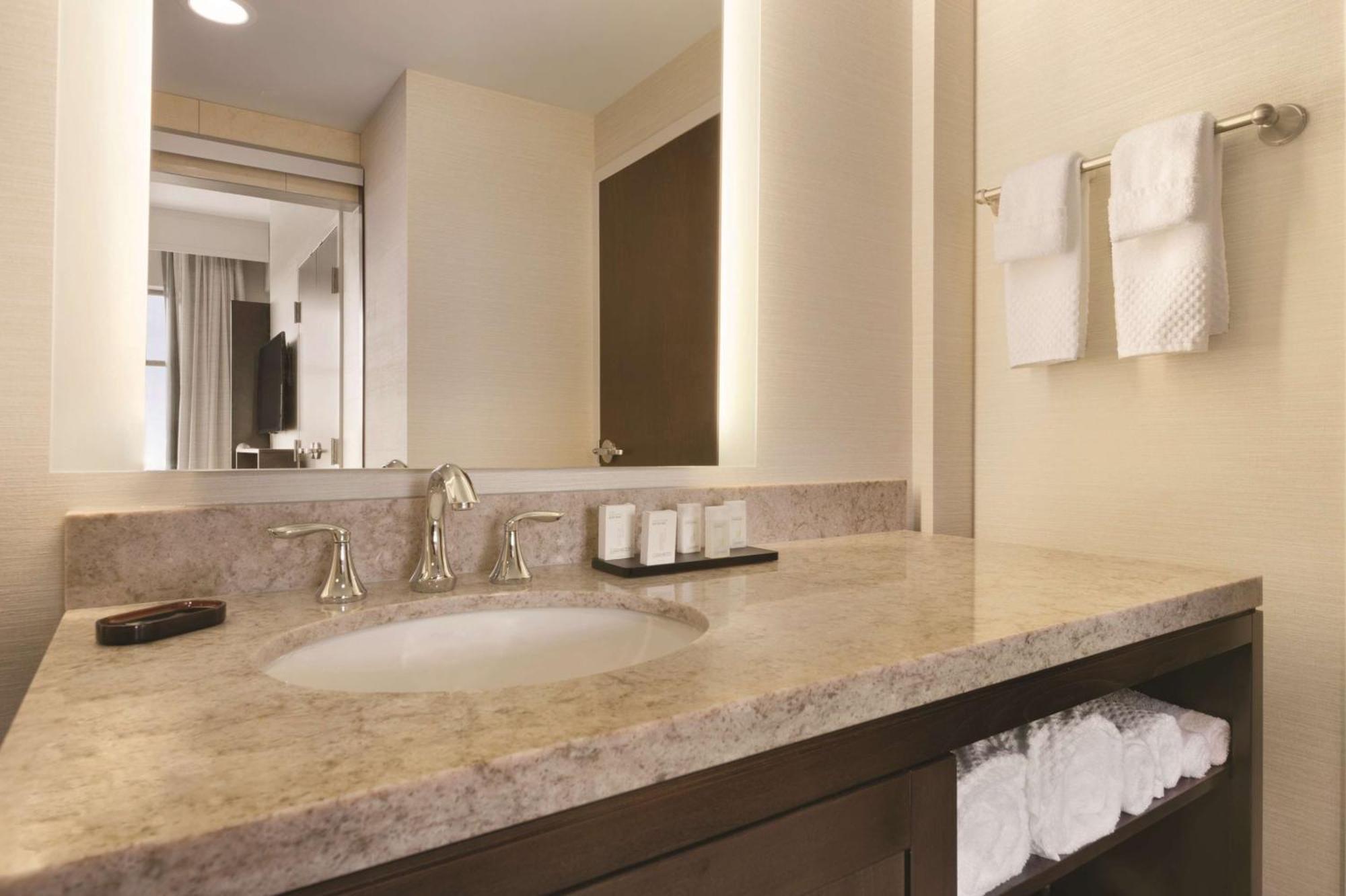Embassy Suites By Hilton Akron Canton Airport Норт-Кантон Экстерьер фото