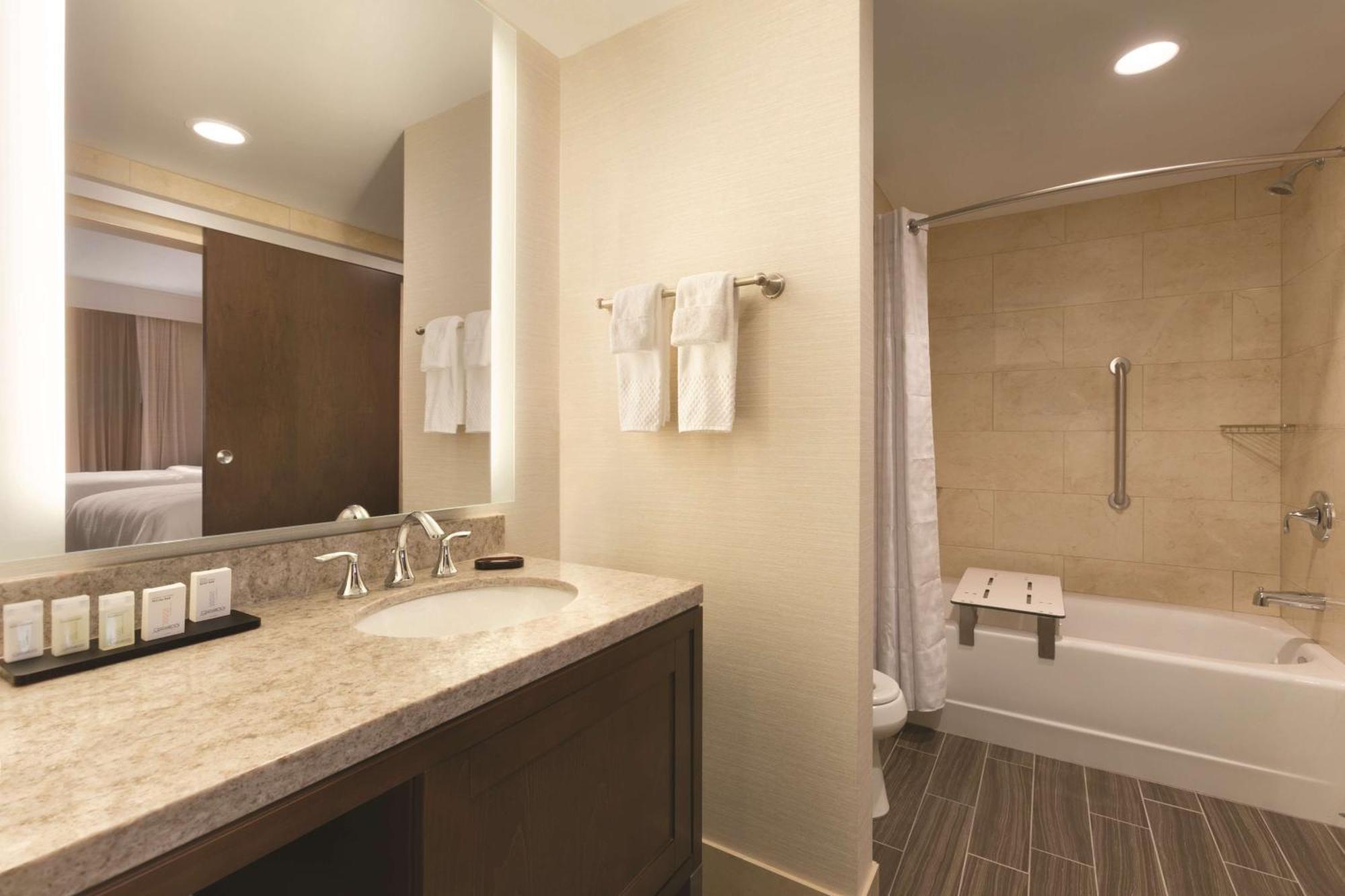 Embassy Suites By Hilton Akron Canton Airport Норт-Кантон Экстерьер фото